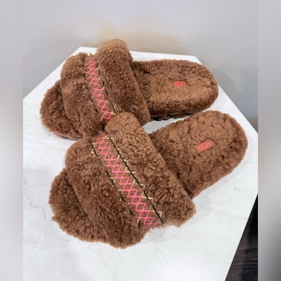 UGG Shoes - 🔥UGG Women’s Brown Fluffy Slippers with Pink Accents Size 8 Like New🔥